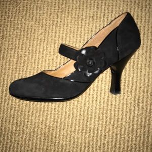 Sofft Suede w patent trim and rosette detail 11